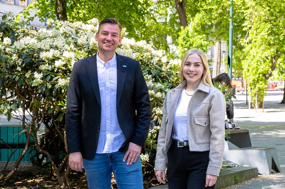 Høyres 1. nestleder og leder for programkomiteen Henrik Asheim og nestleder i programkomiteen, Mari Holm Lønseth.