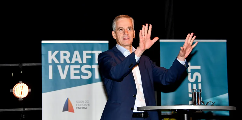 Jonas Gahr Støre mener at vindkraftverk som er ønsket av lokalsamfunnet må få utvidet tidsfristen utover 2021.