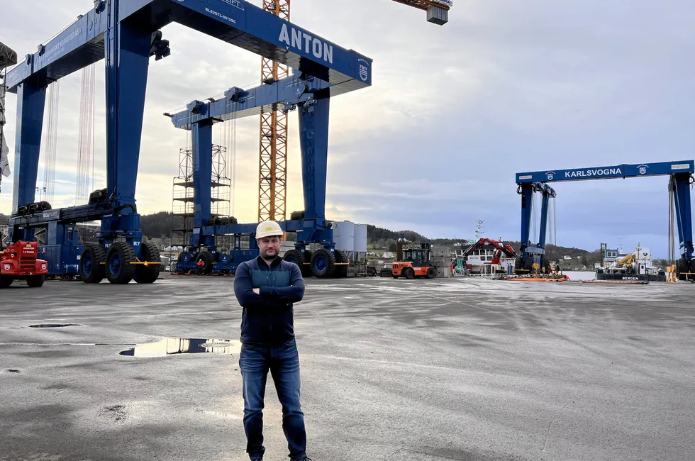 Hugo Strand, verftsdirektør Fitjar Mekaniske. Hugo Strand, verftsdirektør Fitjar Mekaniske. Løftekranen "Anton" med som linselus i bakgrunnen. Kranen skal bidra til økte inntekter for Fitjar-verftet, da den kan løfte 900 tonn.