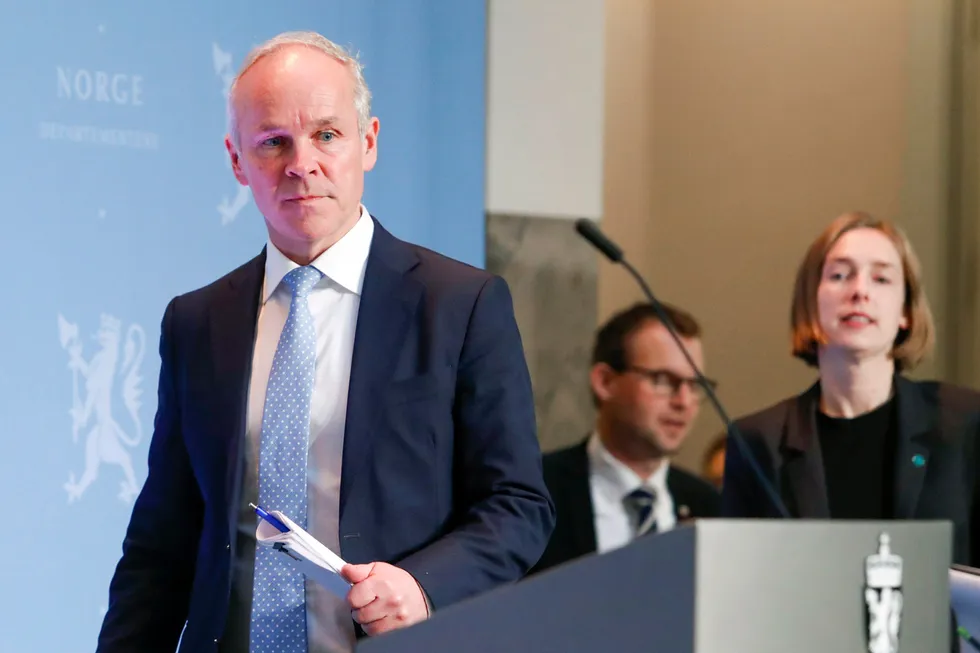 Daværende finansminister Jan Tore Sanner la i mai 2020 frem et forslag som skulle hjelpe oljeselskapene gjennom en akutt likviditetskrise. Ap, Frp og SP overkjørte regjeringen Solberg og ga oljeselskapene skattelettelser.