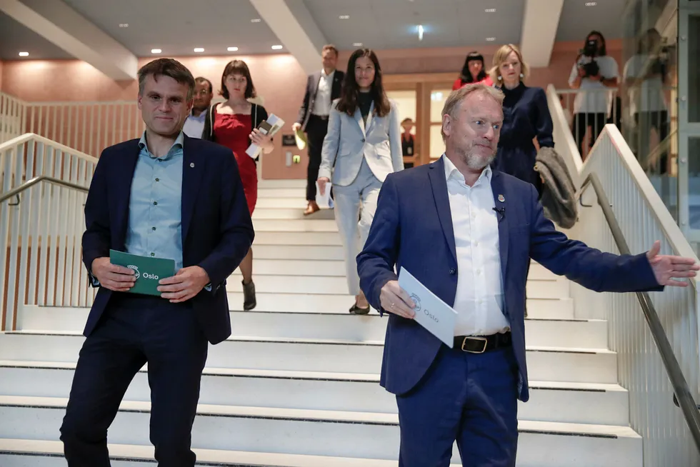 Finansbyråd Einar Wilhelmsen (til venstre) sier han ser alvorlig på bruddene på arbeidstidsbestemmelsene, her samme med byrådsleder Raymond Johansen