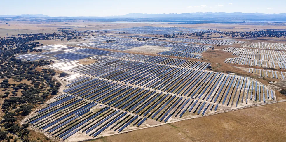 Etter Statkrafts oppkjøp av Solarcentury i fjor, eier de også Talayuela solpark i den spanske regionen Extremadura. Dette er en av de største (300 MWp) solparkene som så langt er bygget i Spania uten subsidier.