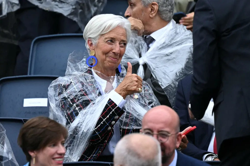 Europas sentralbanksjef Christine Lagarde kan glede seg over at inflasjonen i eurosonen har kommet ned fra de virkelig høye toppene, men hun er ikke i mål. Her fra åpningsseremonien i OL i hjemlandet Frankrike.