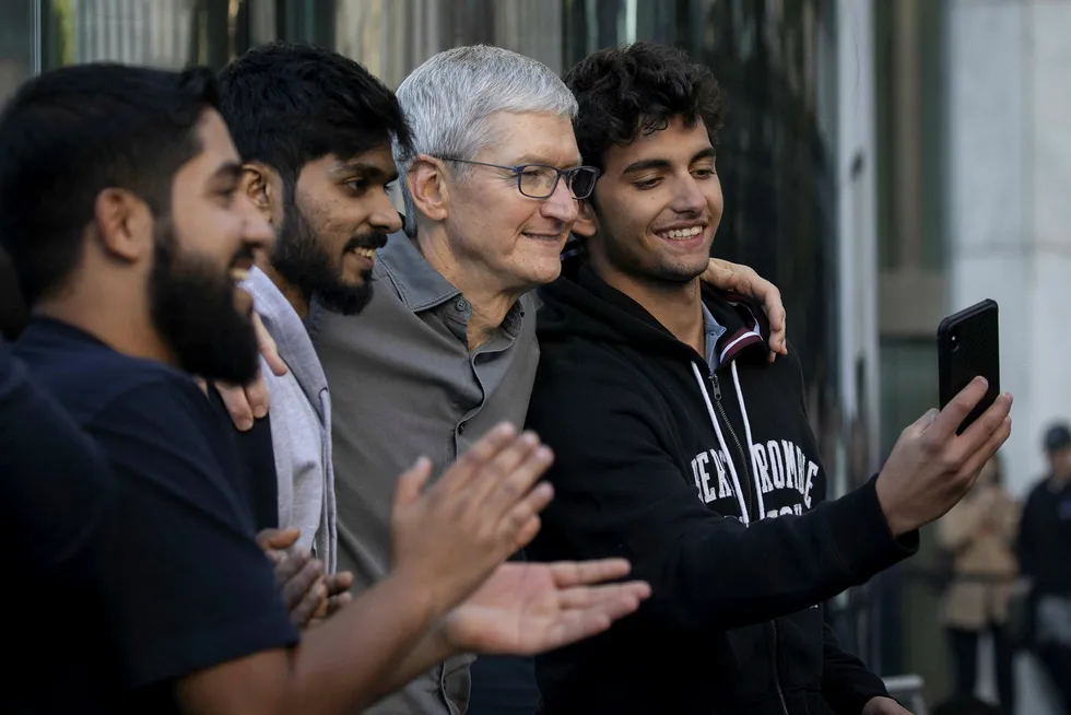 Apples konsernsjef Tim Cook var på plass på 5th Avenue i New York da salget startet av årets Iphone-modeller for to uker siden. Etterspørselen er høyere enn ventet og Apple har bedt asiatiske leverandører om å øke produksjonen med rundt åtte millioner enheter.