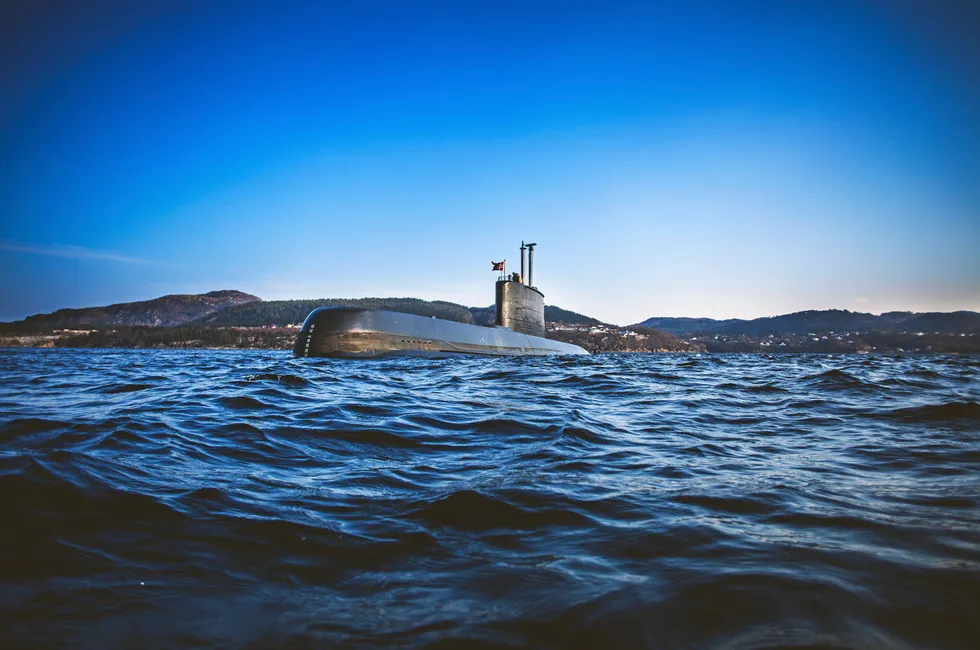 Ubåten KNM Utvær seiler i en fjord utenfor Bergen. Illustrasjosnfoto.