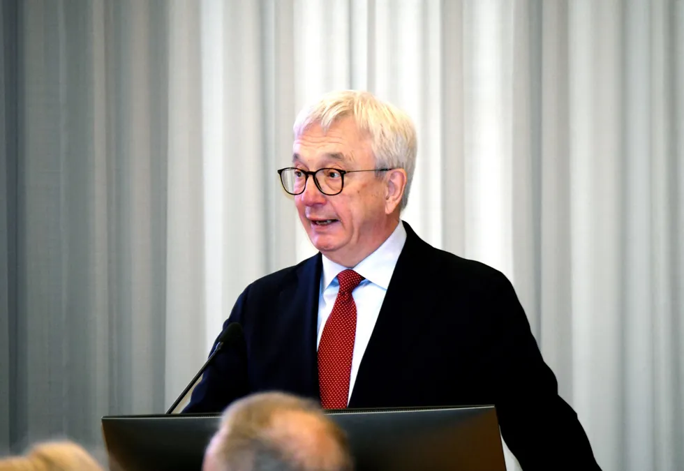– Det er viktig å ta hensyn til ulike interesser, men det må ikke gå så langt at man ikke tar beslutninger, sa Karl Eirik Schjøtt-Pedersen da han tirsdag presenterte Riksrevisjonens strømnett-rapport.