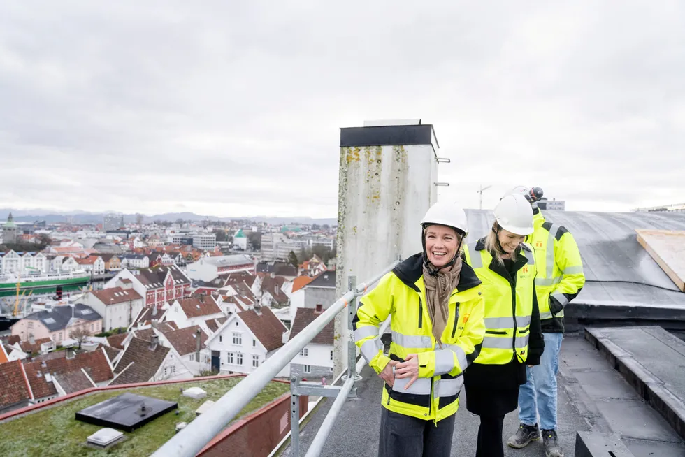 Investeringsdirektør Christine Sagen Helgø har sammen med Helene Olsen-Bech i K2 Bolig satt prisrekord for leiligheter i Stavanger. Her er de sammen med Thomas Samuelsen i entreprenøren Total Betong AS.