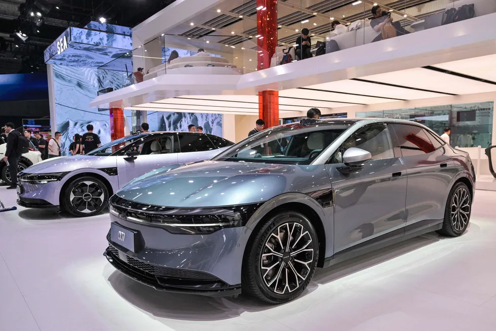 Geely Automobile steg nesten syv prosent på Hongkong-børsen torsdag etter et bud på 2,2 milliarder dollar for å kjøpe ut elbilsatsingen Zeekr. Her Zeekr 007, vist under bilutstillingen i Shanghai i april.
