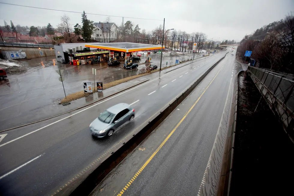 Andelen biodrivstoff i bensin og diesel økes fra 2,5 prosent til 3,5 prosent fra 1. april. Regjeringen ønsker med dette å redusere klimautslippene fra veitrafikken. Men biodrivstoff er svært omstridt blant eksperter og naturvernere. Foto: Stian Lysberg Solum / SCANPIX Foto: Solum, Stian Lysberg