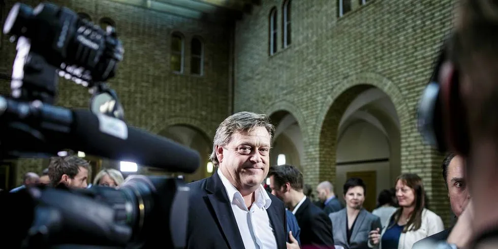 SKAL VURDERES: Fiskeriminister Harald Tom Nesvik (Frp) vil ikke svare på flere spørsmål knyttet til hva som gjøres for å sikre at regelverket for dumping av badebehandlingsvann mot lakselus følges, før hans habilitet er vurdert. Det skyldes at han har vært ansatt i brønnbåtselskapet Sølvtrans som kan ha brutt med regelverket da de tømte badebehandlingsvann i et gytefelt for fisk.Foto: Fartein Rudjord