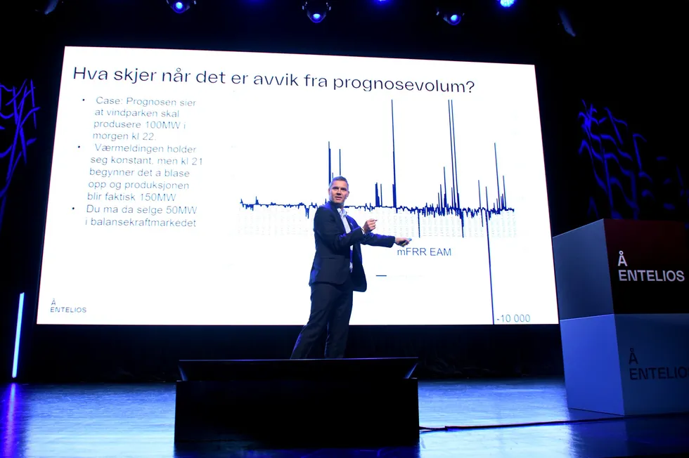– Her taper produsenten 500.000 euro på én time. Han må betale 100.000 kroner i minuttet for å bli kvitt strømmen, sa Glenn Qvam Håkonsen i Å Entelios når han skulle forklare det nye regulerkraftmarkedet.