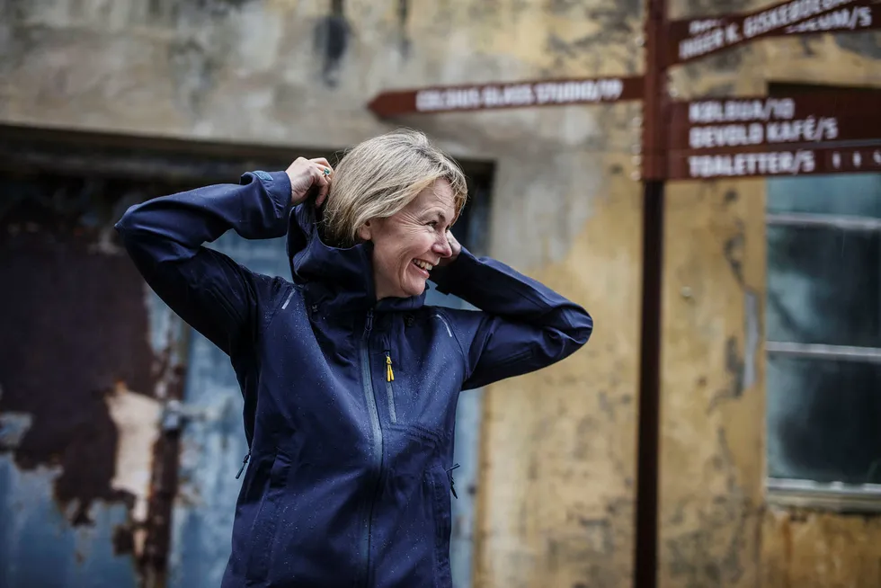 Etter tre år med underskudd har utviklingen snudd for Devold. Her er administrerende direktør Cathrine Haug Stange utenfor den gamle Devold-fabrikken i Langevåg. Foto: Marius Beck Dahle