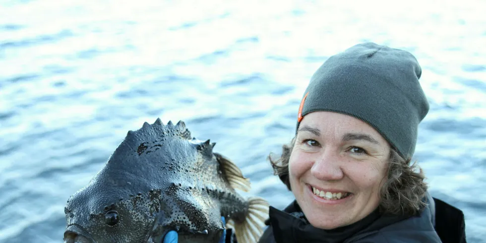 Forsker og leder av AquaGens avlsprogram på rognkjeks, Maren Mommens, holder en kjønnsmoden hunnfisk. Pressefoto