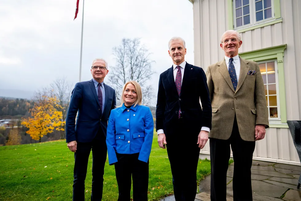 Statsminister Jonas Gahr Støre (Ap) daværende landbruks- og matminister Sandra Borch (Sp), styreleder i Statskog Gunnar Olofsson (til venstre) og representant for selgerne av Meraker Brug, Richard Arnesen da salget ble offentliggjort.