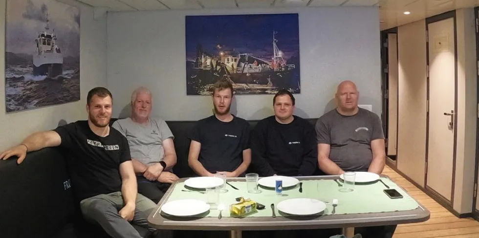 Mannskapet om bord på «Frøyhav» leverte årets første makrellfangst i nord til Lofoten Viking sist helg. Fra venstre: Gøran Larsen, Roy Inge Larsen, Martin Helle, Kent Rune Hatlem og skipper Eivind Larsen.