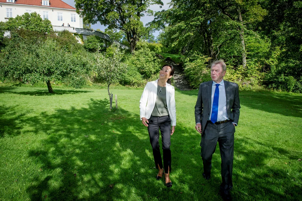 Jens Ulltveit-Moe har gitt kjedesjef Helene Skjenneberg jobben med å lede den nye og sunnere fast food-kjeden som kommer til Norge neste år. Her er de i frukthagen til Umoe-konsernets kontorer i Fornebu Hovedgård, som i generasjoner ble brukt til matproduksjon. Foto: Gorm K. Gaare