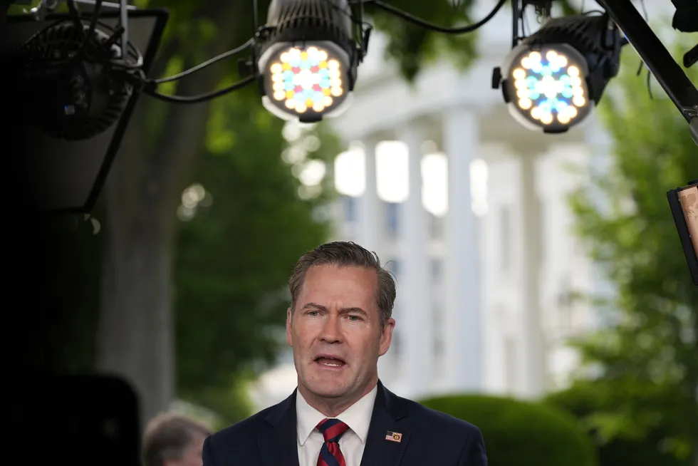 En medvirkende årsak til at Donald Trump sparket Mike Waltz fra posten som nasjonal sikkerhetsrådgiver var at Waltz bak Trumps rygg diskuterte behovet for et angrep mot Iran med Israels statsminister Benjamin Netanyahu, forteller kilder i Det hvite hus til Washington Post.