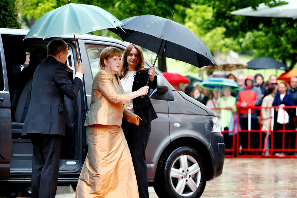 Statsminister Angela Merkel og CDU vil legge utslippsskandalen bak seg, tror eksperter. Her på det røde teppet på åpningen av en opera i Bayreuth i juli. Foto: Michaela Rehle/Reuters/NTB Scanpix