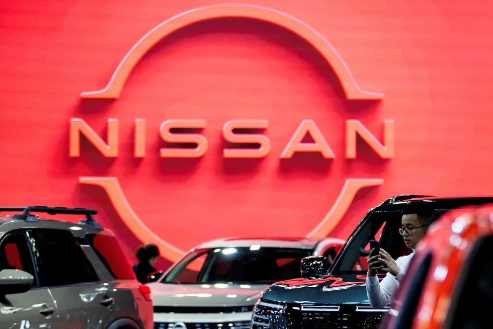 Den japanske bilprodusenten Nissan taper penger og markedsandeler. Selskapet er på jakt etter en ny partner etter at fusjonsforhandlingene med Honda kollapset.