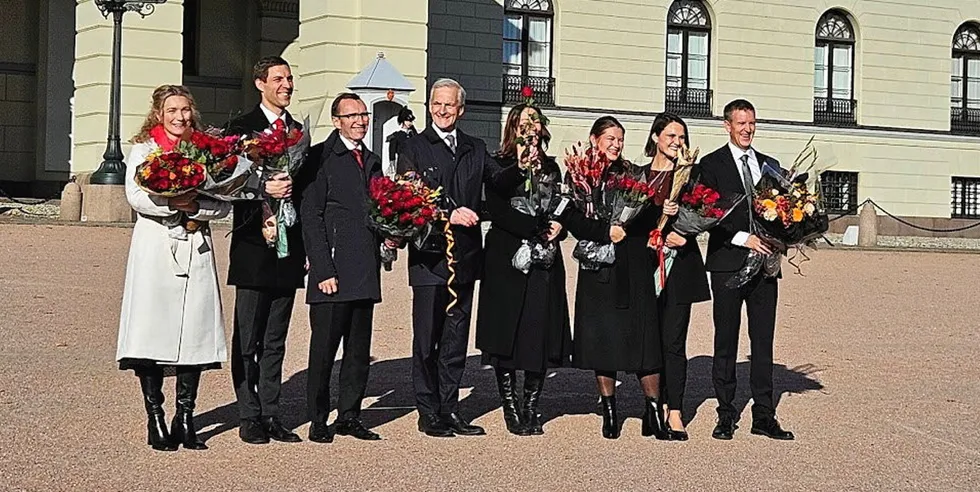 Cecilie Myrseth – med tørrfisk på slottsplassen. Her får den nye kunnskapsministeren Kari Nessa Nordtund. Cecilie Myrseth – med tørrfisk på slottsplassen.