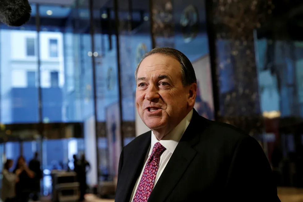 Tidligere Arkansas-guvernør Mike Huckabee møtte den påtroppende presidenten i Trump Tower fredag. Foto: Mike Segar / Reuters / NTB scanpix