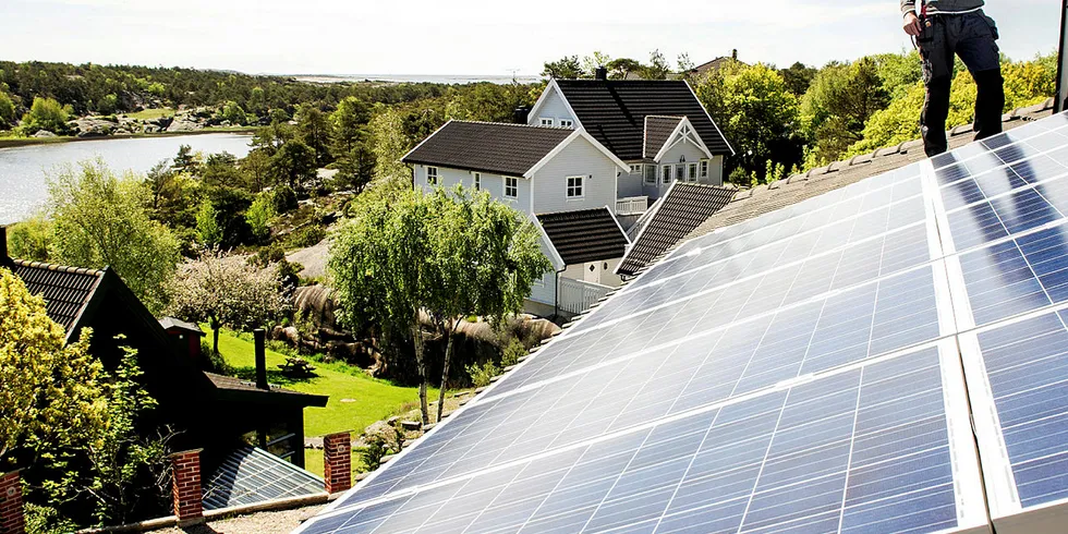 Solcelleboom: Solcelleutbyggingen på Hvaler i Østfold har vært stor de siste årene. Elektriker Svein Simensen kontrollerer her panelene etter montering.