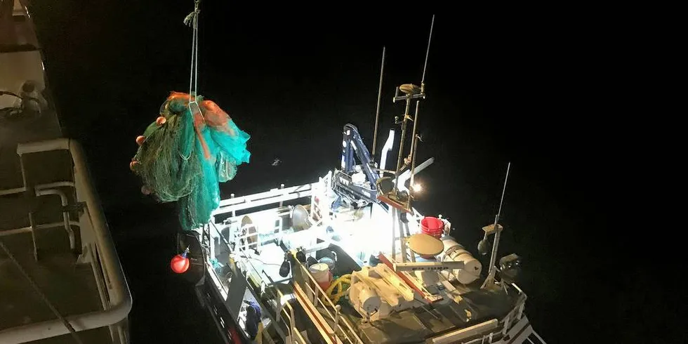 FIKK TILBAKE REKETRÅL: Her får Eirik Johansen på sjarken «Njord» tilbake en reketrål som han mistet på Salangen i mai.Foto: Gjermund Langedal/Fiskeridirektoratet