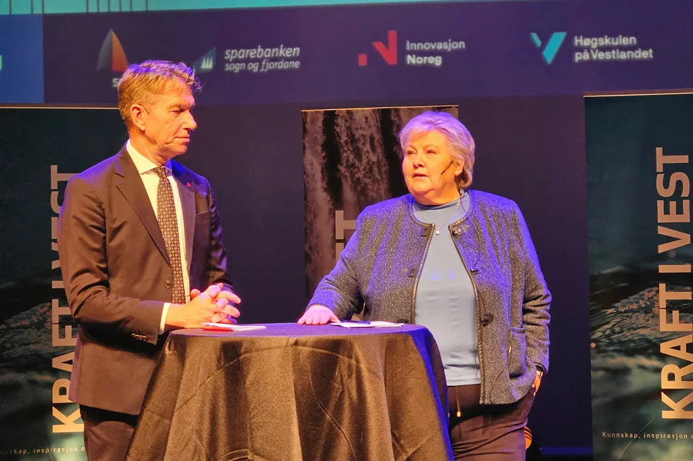 Energiminister Terje Aasland og Høyre-leder Erna Solberg er begge fortsatt bekymret for saksbehandlingen i NVE går for sakte.