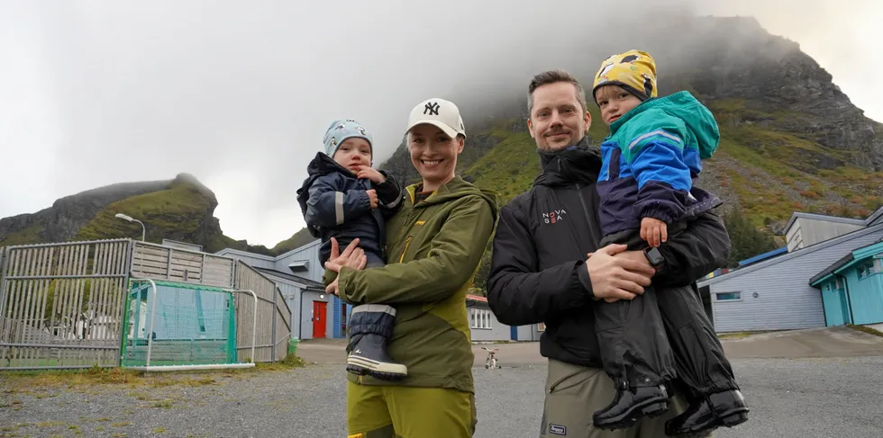 Familien på Lovund med skolen og fjellet i bakgrunnen: Amaranthine Birkeland-Sommerhill (t.v.), mamma Maren Benedikte Sommerhill, pappa Geir Johan Birkeland og Valerian Birkeland-Sommerhill.