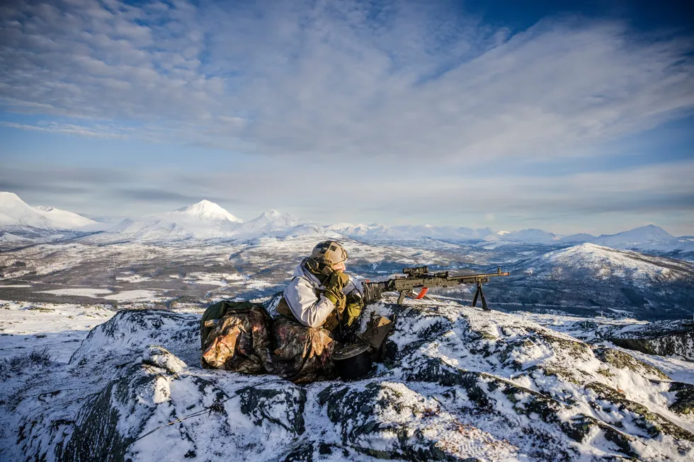 Brigade Nord har advart alle enheter i Forsvaret om utfordringer i landets største hæravdeling knyttet til kommunikasjonssystemet Hermod. Bildet viser soldater i Sambandsbataljonen på øvelse på Andsfjellet like ved Bardufoss i slutten av oktober.