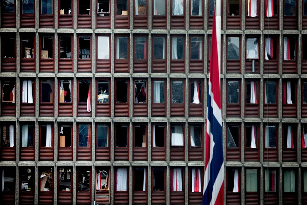 Angrepene 22. juli 2011 var rettet mot regjeringskvartalet og AUF. Det store og grunnleggende politiske spørsmålet står ubesvart: Hvorfor skjedde det her? Her Høyblokken rett etter terrorangrepet 22. juli 2011.