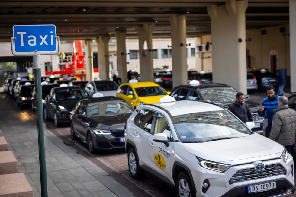 Det er mange taxier på veiene i Oslo og mange av dem står lenge i kø før de får en tur. Nå frykter flere drosjeeiere at de også må stå i ladekø.