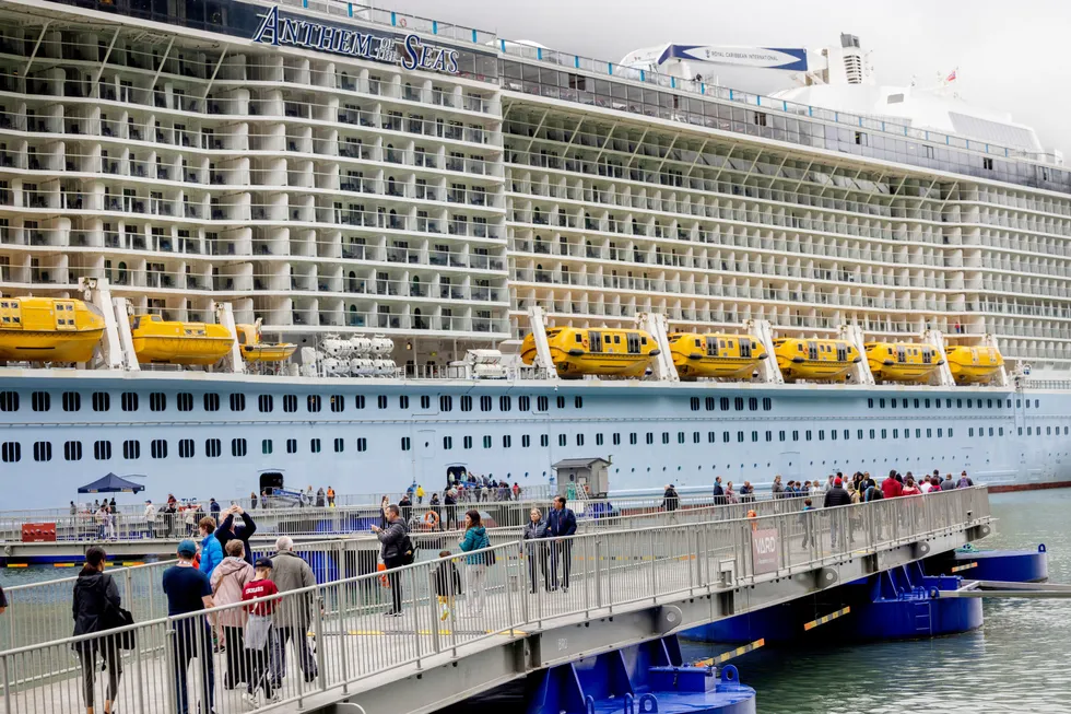 Royal Caribbeans Anthem of the Seas, med plass til 4905 passasjerer og et mannskap på 1500, på plass i Geiranger. Neste år kommer det enda flere cruiseskip til Norge.