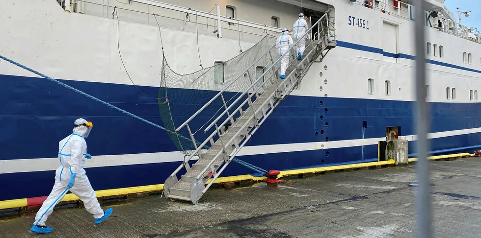 Autolinebåten «Leinebris» måtte returnere til Tromsø på vei til russisk sone, fordi en russer som ble testet før avgang, testet positivt på covid-19.