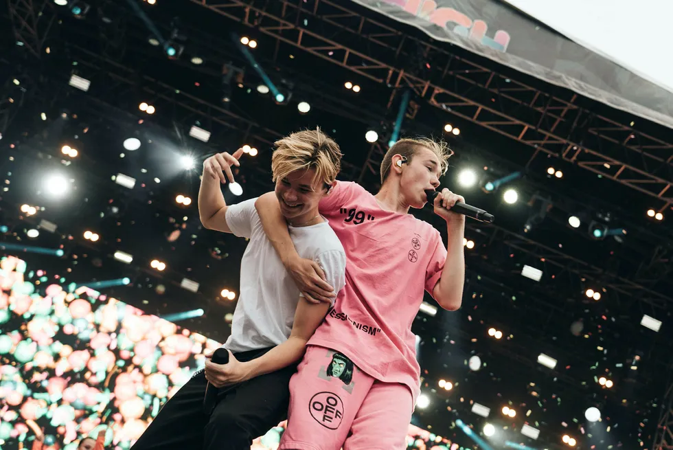 De to tvillingbrødrene Marcus og Martinus Gunnarsen ble kåret til Årets spellemann under Spellemannprisen 2016. Her er de under en konsert i Malmö, Marcus i rosa t-skjorte til høyre og Martinus til venstre.
