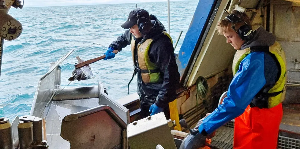 Kristoffer Aakre (20) t.v. er nylig ferdig som lærling, mens Gøran Veiset Bævre (18) nylig startet hos O. Husby Fiskebåtrederi. De konkurrerte med flere for læreplassene sine på fiskebåten.