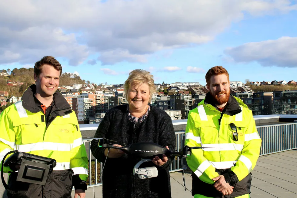 Droneselskapet Nordic Unmanned har gitt nye muligheter til erfarne folk fra olje- og gassindustrien. De har bygget videre på variert og unik kompetanse, skriver statsminister Erna Solberg. Tirsdag besøkte hun selskapet, som holder til i Sandnes. Foto: SMK