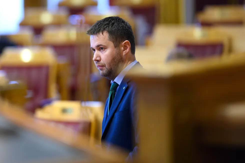 Senterpartiets Geir Pollestad ber næringsminister Iselin Nybø rydde opp rundt bonusene i Norwegian.