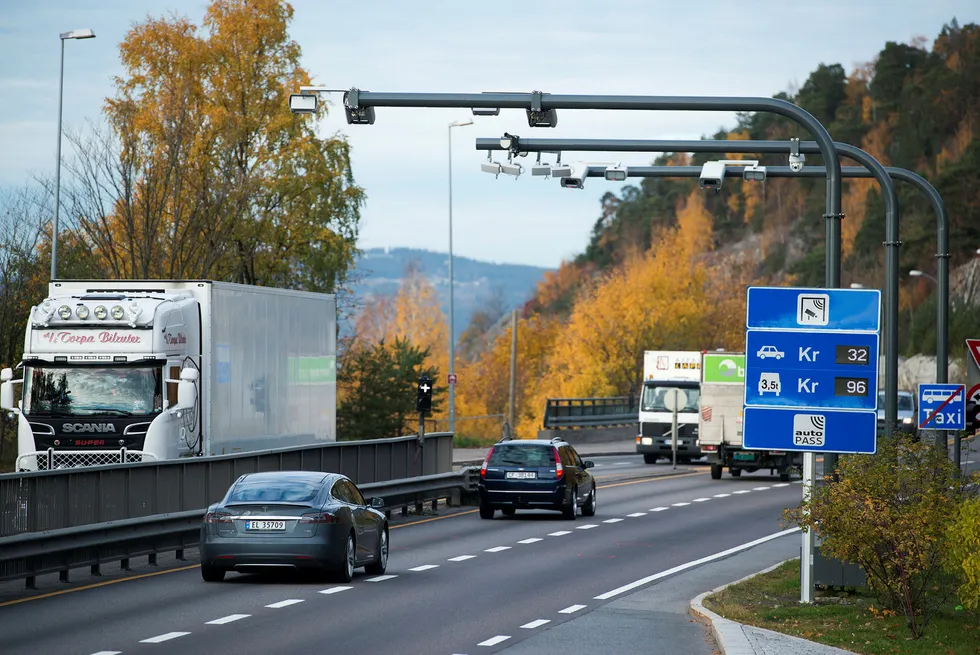 Automatisk bompengestasjon på Mosseveien inn mot Oslo.