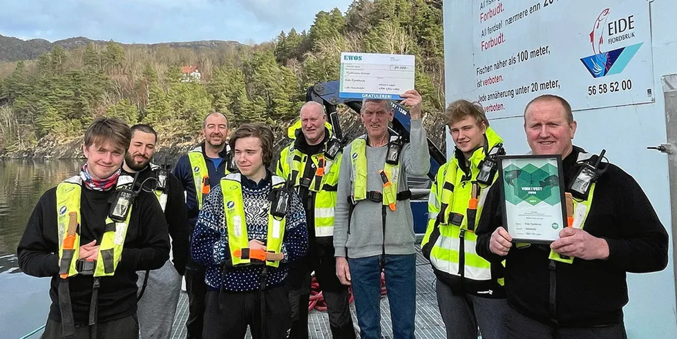 Eide Fjordbruk, lokalitet Hondskår: Hans Kristian Øvreås (t.v.), Jowan Rihani, Roy Atle Tombre, Håkon Jones Rød, Nils Arne Våge, Oddvar Enæs holder sjekken, Jonas Gjerstad, og driftsleder Jostein Haukanes holder diplomet.