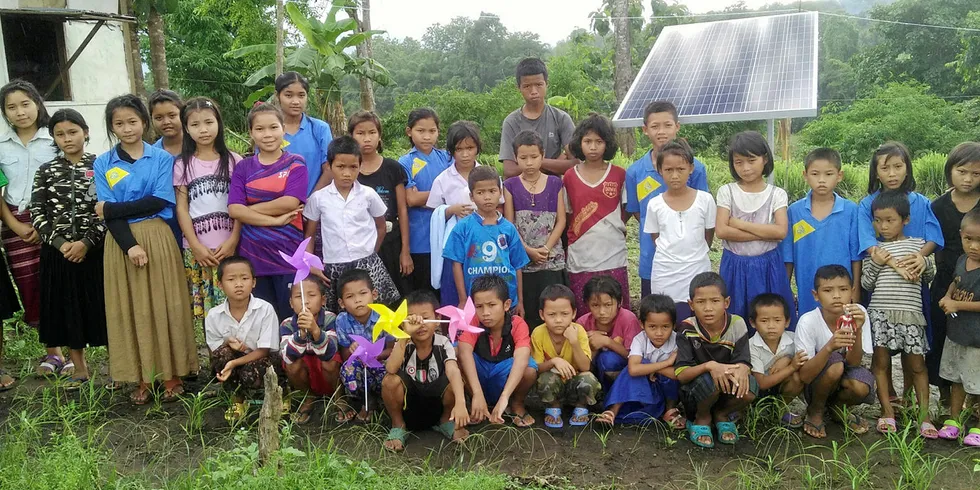 Strøm til å studere: 1500 skoleelever i avsidesliggende områder i Myanmar har fått strøm til å kunne gjennomføre skolegang på en bedre måte gjennom prosjektet ledet av Kinect Energy.
