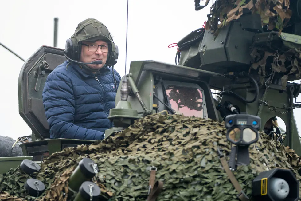 Forsvarsminister Bjørn Arild Gram (Sp) mener vi har et styringsproblem i Forsvaret. For eksempel er det lagt opp til en investeringstakt som sektoren ikke klarer å gjennomføre.