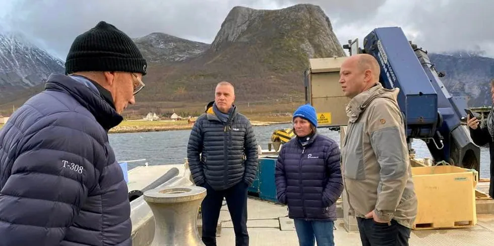 Trygve Slagsvold Vedum på besøk hos Flakstadvåg i Senja for å snakke om grunnrenteskatten i vinter. F.v.: Edmund Brobakk fra Brødrene Karlsen, Tom Rune Eliseussen (ordfører) og Randi Karlsen.