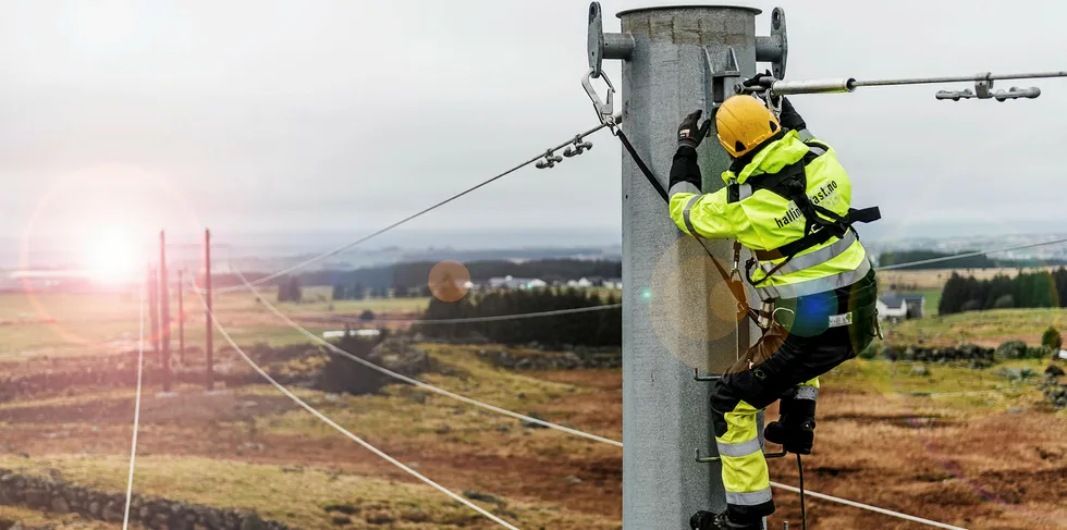 Partene er kommet til enighet i Energiavtale I og II, Det betyr blant annet økt minstelønn for energimontører med nærmere 17 500 kroner i året.