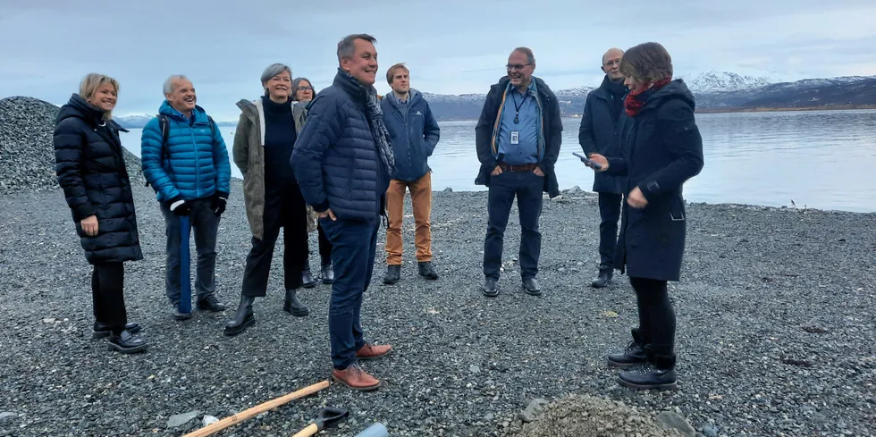 Torsdag ble «grunnrøret» for Akvaplan-Nivas forskningsstasjon på Kvaløya lagt ned. F.v. Nina Hansen (administrerende direktør J.M. Hansen), Reinhold Fieler (Akvaplan-niva), Marianne Frantzen (Akvaplan-niva), Anita Enok (Akvaplan-niva), Gunnar Wilhelmsen (Ap, ordfører i Tromsø), Øystein Skutevik (Norconsult), Anton Giæver (Akvaplan-niva), Roy Nyheim (Norconsult) og Merete Kristiansen (administrerende direktør Akvaplan-niva).