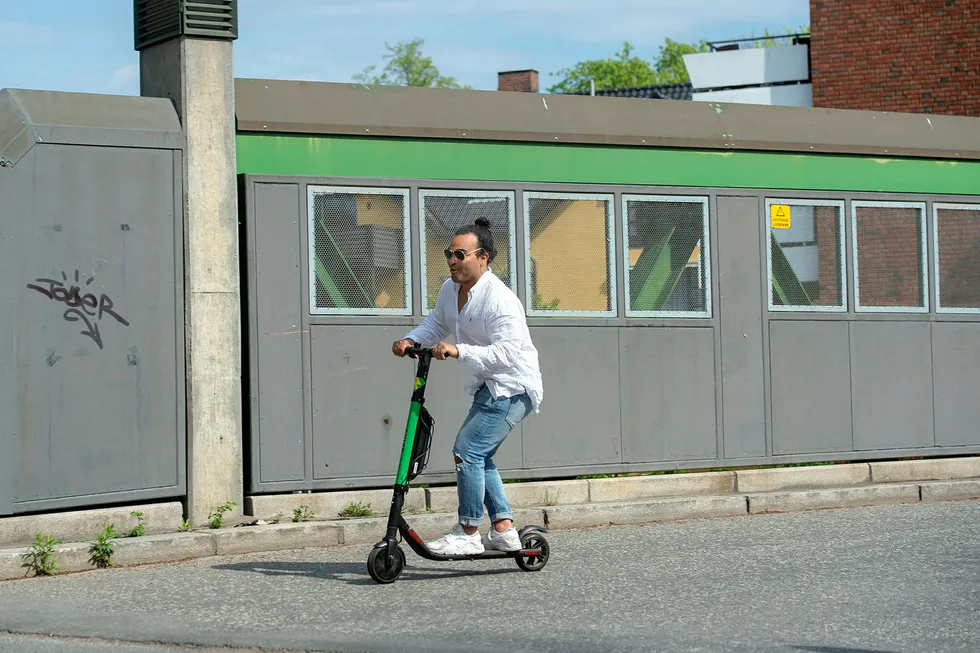 Oppstartsselskapet Zvipp, her ved medgründer Sebastian Solberg, er ett av mange selskaper som vil konkurrere i markedet for utleie av elektriske sparkesykler i Oslo. – Det blir en synlighetskonkurranse, sier Solberg.