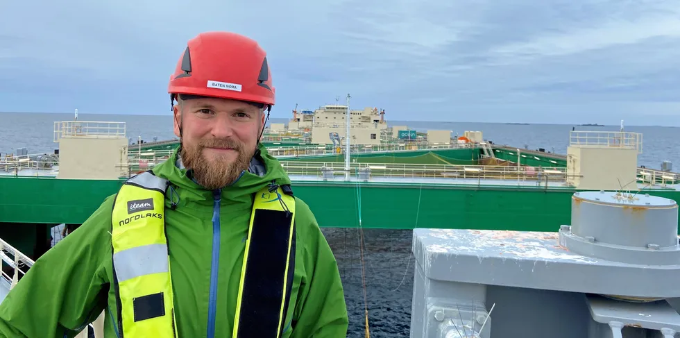 Willfred Nordlund er stortingsrepresentant for Senterpartiet og innvalgt fra Nordland. Han leder Stortingets næringskomité. På bildet besøker han Havfarmen til Nordlaks. Den ligger i Vesterålsfjorden.