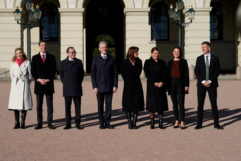 Jonas Gahr Støre presenterte det nye laget med statsråder etter ekstraordinært statsråd på Slottet mandag. Fra venstre Karianne Tung, Andreas Bjelland Eriksen, Espen Barth Eide, Jonas Gahr Støre, Tonje Brenna, Cecilie Myrseth, Kari Nessa Nordtun og Erling Sande.