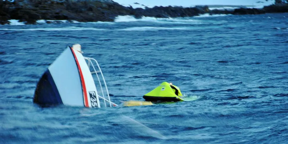 Båten «Nero» begynte å ta inn vann og sank utenfor Mehamn. Fisker Sigurdur Hjaltested kom fra hendelsen i god behold.Foto: Pål McGinnis/Redningsselskapet