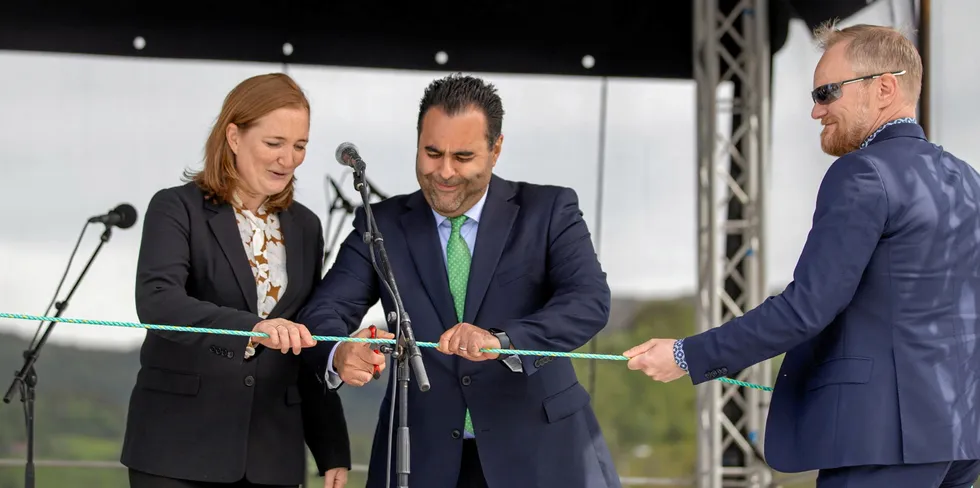 Her åpnes Salten Smolt: Bodø-ordfører Ida Pinnerød gir en hjelpende hånd til stortingspresident Masud Gharahkhani. Oppdretter Geir Wenberg ute til høyre. Her åpnes Salten Smolt: Bodø-ordfører Ida Pinnerød gir en hjelpende hånd til stortingspresident Masud Gharahkhani. Oppdretter Geir Wenberg ute til høyre.